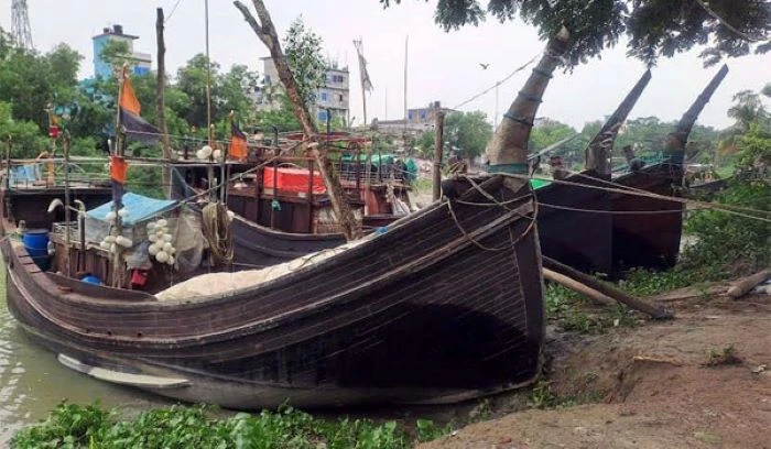 ৫৮ দিনের নিষেধাজ্ঞা শেষে সাগরে ফিরছেন জেলেরা, তবু পিছু ছাড়ছে না দস্যু আতঙ্ক